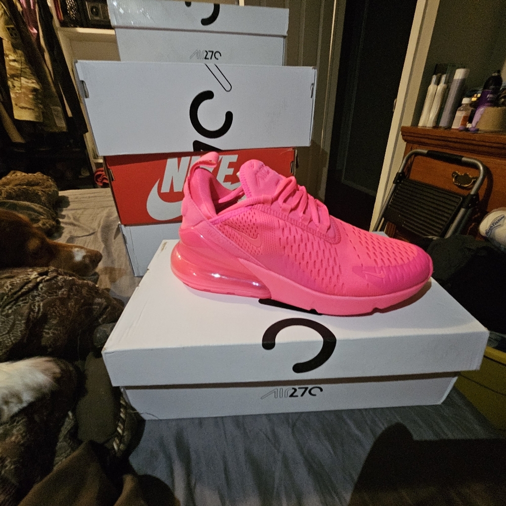 Hot pink Nike women's 8.5 hot pink air max 270's!